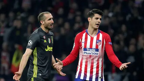 Morata y Chiellini protestan antes de la revisión del VAR Morata y Chiellini protestan antes de la revisión del VAR