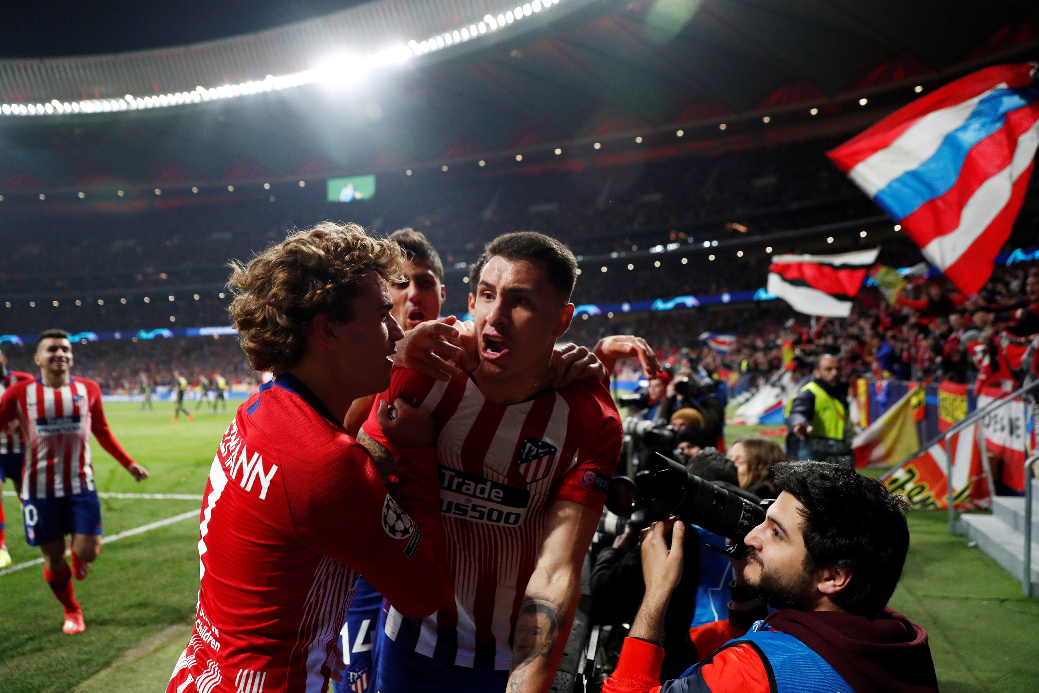 Giménez y Godín encarrilan la clasificación en un encuentro en el que el Var anuló un penalti y un gol a Morata Giménez y Godín encarrilan la clasificación en un encuentro en el que el Var anuló un penalti y un gol a Morata