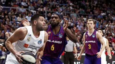 Felipe Reyes, en acci&oacute;n ante el Barcelona