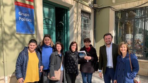 Pablo Ruz y la edil Mar&iacute;a Dolores Serna con integrantes de Aiteal