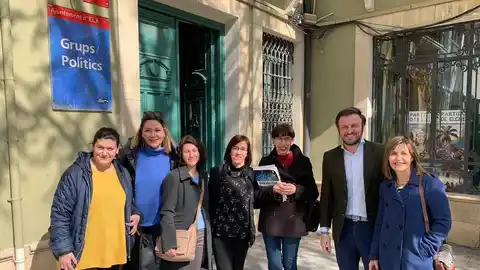 Pablo Ruz y la edil María Dolores Serna con integrantes de Aiteal Pablo Ruz y la edil María Dolores Serna con integrantes de Aiteal