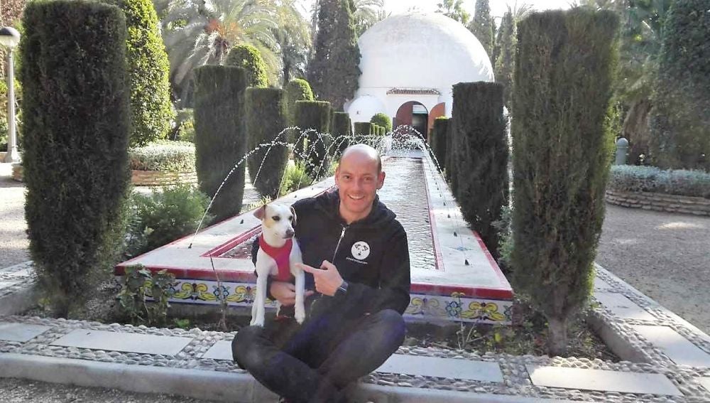 Pablo Muñoz con Pipper junto en el Parque Municipal de Elche