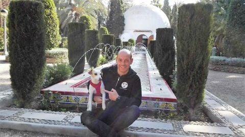 Pablo Mu&ntilde;oz con Pipper junto en el Parque Municipal de Elche