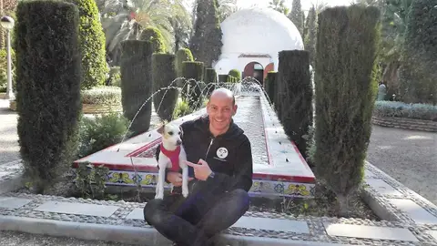 Pablo Muñoz con Pipper junto en el Parque Municipal de Elche Pablo Muñoz con Pipper junto en el Parque Municipal de Elche