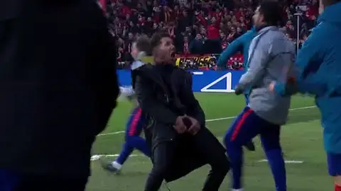Así festejó Simeone el gol de Giménez Así festejó Simeone el gol de Giménez
