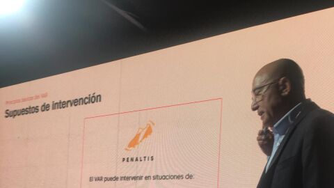 L&oacute;pez Nieto en la charla-coloquio