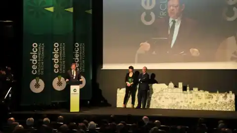 El presidente de la Generalitat en la apertura del acto de Cedelco en Elche El presidente de la Generalitat en la apertura del acto de Cedelco en Elche