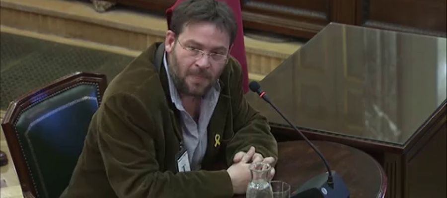 Dante Fachin declara que el 20S vio a "20 periodistas subidos a los coches de la Guardia Civil" Dante Fachin declara que el 20S vio a "20 periodistas subidos a los coches de la Guardia Civil"