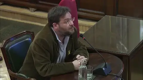 Dante Fachin declara que el 20S vio a "20 periodistas subidos a los coches de la Guardia Civil" Dante Fachin declara que el 20S vio a "20 periodistas subidos a los coches de la Guardia Civil"
