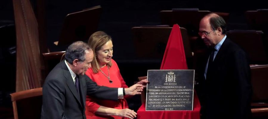 La presidenta del Congreso, Ana Pastor; el presidente del Senado, Pío García-Escudero (d), y el presidente del Teatro Real, Gregorio Marañón La presidenta del Congreso, Ana Pastor; el presidente del Senado, Pío García-Escudero (d), y el presidente del Teatro Real, Gregorio Marañón