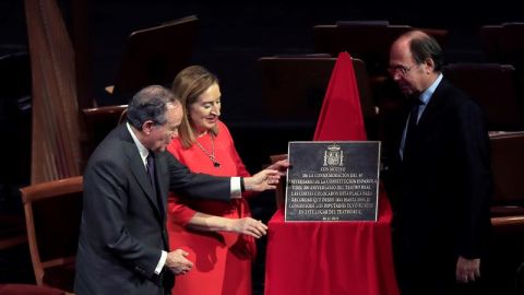 La presidenta del Congreso, Ana Pastor; el presidente del Senado, P&iacute;o Garc&iacute;a-Escudero (d), y el presidente del Teatro Real, Gregorio Mara&ntilde;&oacute;n