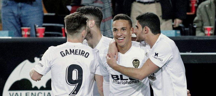 Rodrigo celebra con sus compañeros su gol con el Valencia Rodrigo celebra con sus compañeros su gol con el Valencia