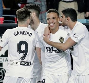 Rodrigo celebra con sus compañeros su gol con el Valencia Rodrigo celebra con sus compañeros su gol con el Valencia