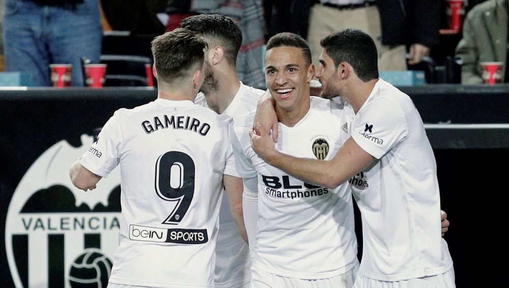 Rodrigo celebra con sus compañeros su gol con el Valencia