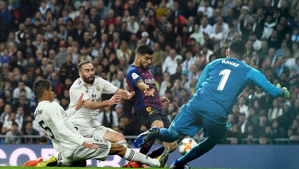 Varane intenta evitar sin éxito el segundo gol del Barça en el Clásico
