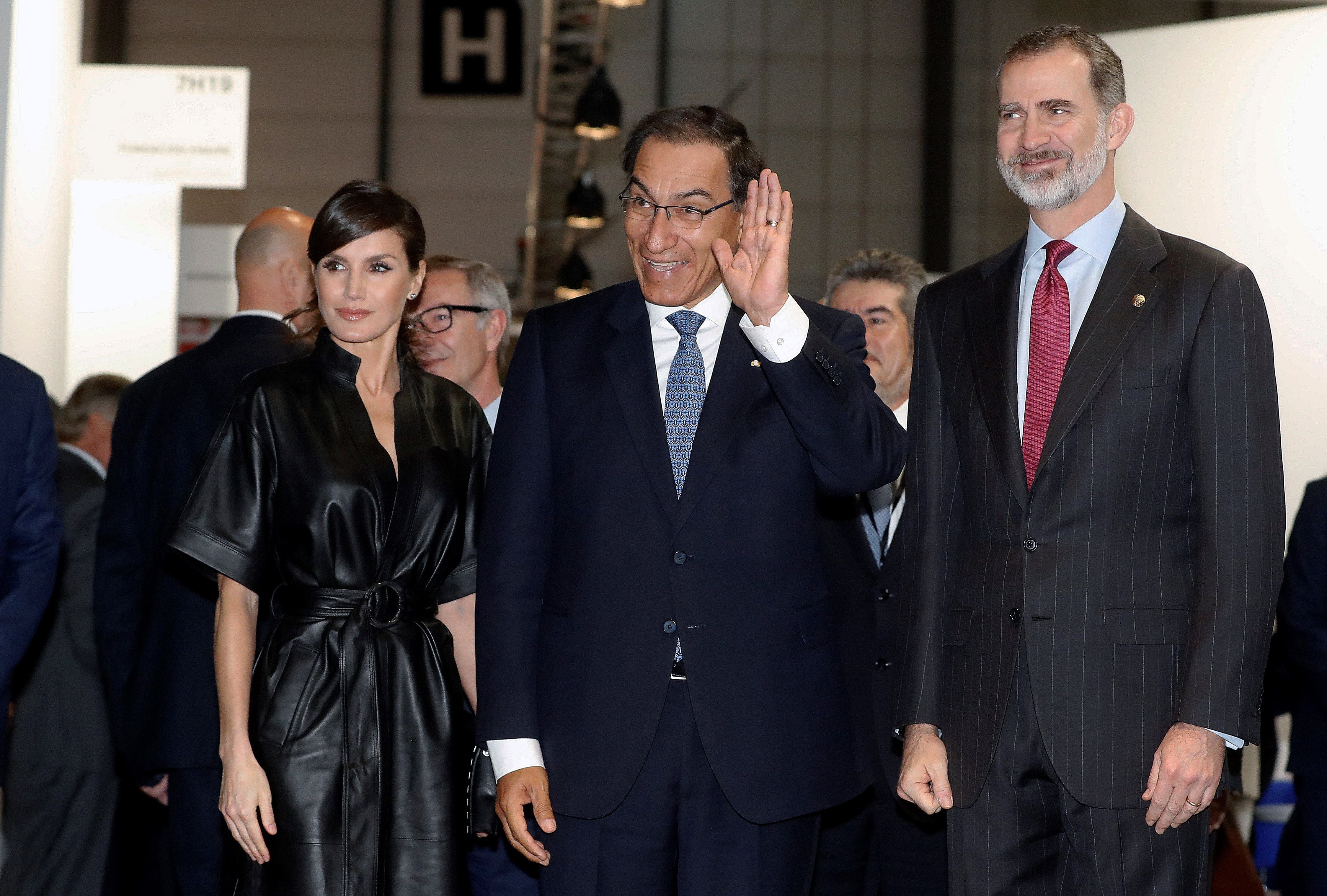 Los Reyes evitan de nuevo la polémica en ARCO y no pasan junto al 'ninot' de Felipe VI Los Reyes evitan de nuevo la polémica en ARCO y no pasan junto al 'ninot' de Felipe VI