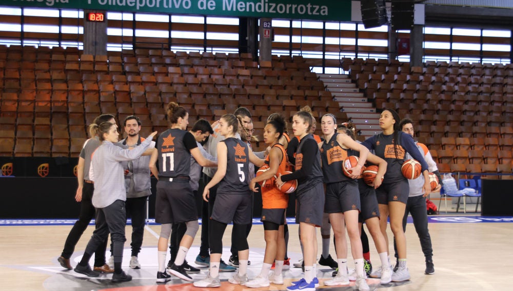 Valencia Basket entrena en Vitoria