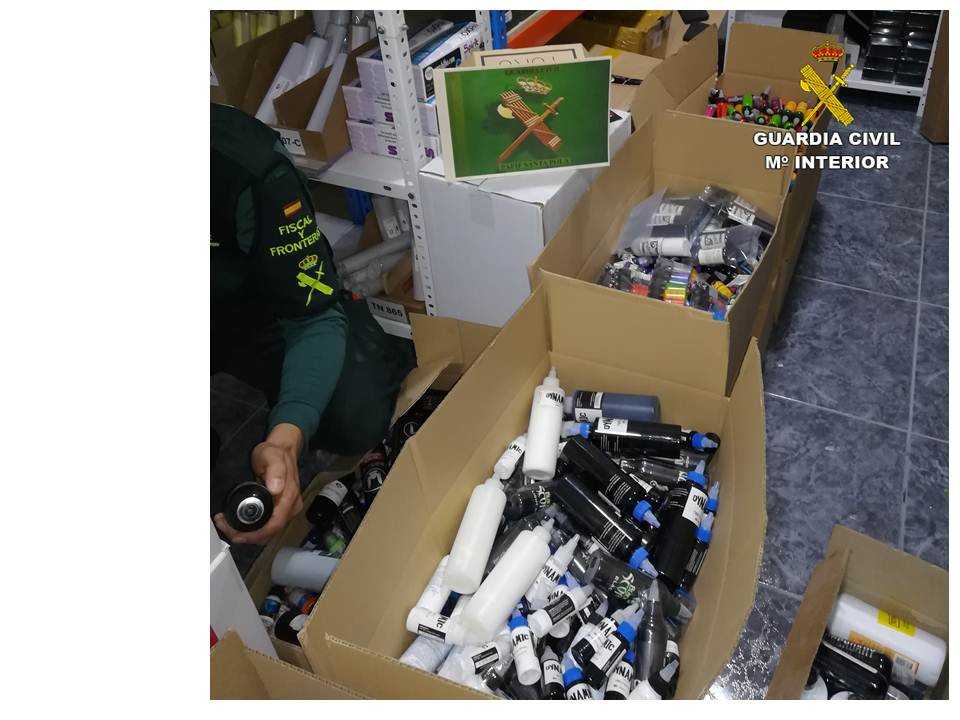 La Guardia Civil de Santa Pola requisa casi 5.000 botes de tinta para tatuajes sin control sanitario La Guardia Civil de Santa Pola requisa casi 5.000 botes de tinta para tatuajes sin control sanitario