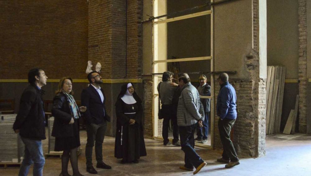 L´alcalde de Vila-real José Benlloch i membres de l´associació Amics del Pouet del Sant han visitat el transcurs de les obres. 