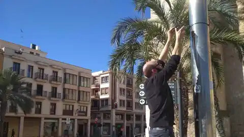 Un investigador de la UMH instala un dispositivo para medir el dióxido de nitrógeno en el aire. (Imagen de archivo) Un investigador de la UMH instala un dispositivo para medir el dióxido de nitrógeno en el aire. (Imagen de archivo)