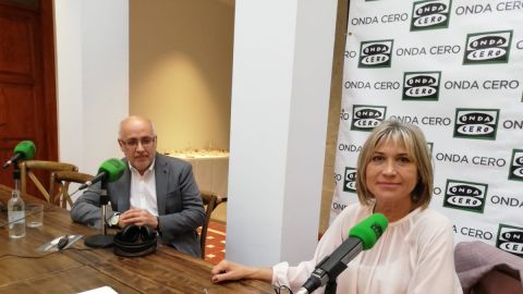 Antonio Morales, presidente del Cabildo Insular de Gran Canario, junto a Julia Otero