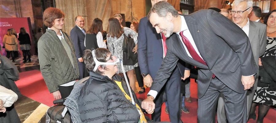 Nieves García, presidenta de la Asociación Valenciana de Esclerosis Lateral Amiotrófica en los Premios Jaume I con el rey Felipe VI Nieves García, presidenta de la Asociación Valenciana de Esclerosis Lateral Amiotrófica en los Premios Jaume I con el rey Felipe VI