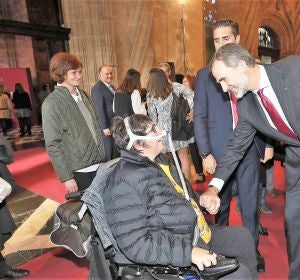 Nieves García, presidenta de la Asociación Valenciana de Esclerosis Lateral Amiotrófica en los Premios Jaume I con el rey Felipe VI Nieves García, presidenta de la Asociación Valenciana de Esclerosis Lateral Amiotrófica en los Premios Jaume I con el rey Felipe VI