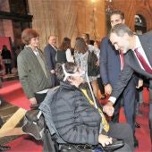 Nieves García, presidenta de la Asociación Valenciana de Esclerosis Lateral Amiotrófica en los Premios Jaume I con el rey Felipe VI