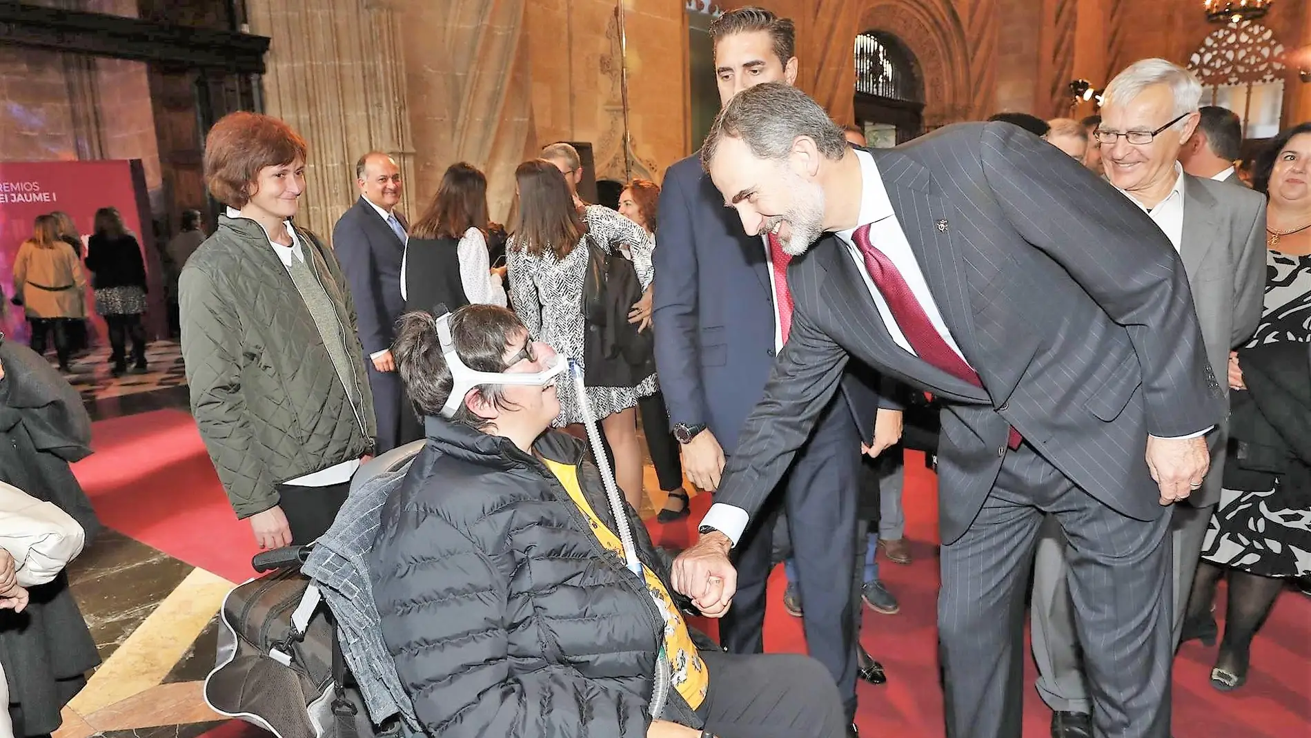 Nieves García, presidenta de la Asociación Valenciana de Esclerosis Lateral Amiotrófica en los Premios Jaume I con el rey Felipe VI