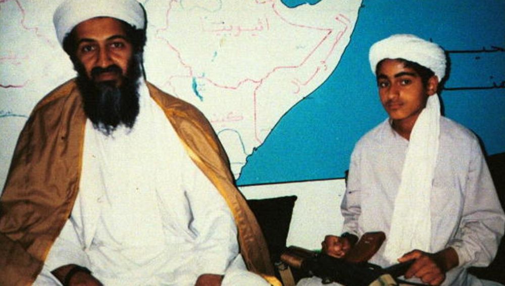 Hamza bin Laden, a la derecha, junto a su padre, en 2001