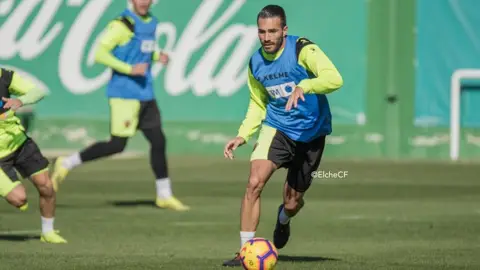 El centrocampista Xavi Torres, en un entrenamiento con el Elche CF. ELCHE CF