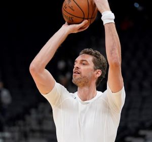 El pívot español, Pau Gasol. El pívot español, Pau Gasol.