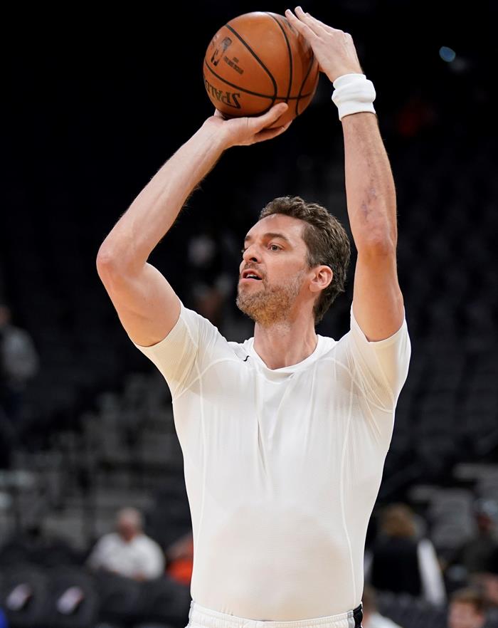 Pau Gasol llega a un acuerdo para rescindir su contrato con los Spurs y podrá firmar con los Bucks Pau Gasol llega a un acuerdo para rescindir su contrato con los Spurs y podrá firmar con los Bucks