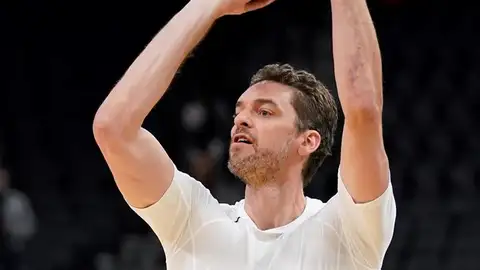 El pívot español, Pau Gasol. El pívot español, Pau Gasol.