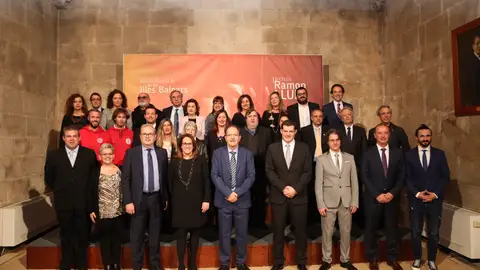 La Presidenta del Govern, Francina Armengol, junto a los galardonados con la Medalla de oro y los Premios Ramón Llull La Presidenta del Govern, Francina Armengol, junto a los galardonados con la Medalla de oro y los Premios Ramón Llull