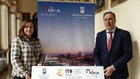 Presentaci&oacute;n de la promoci&oacute;n de la capital, en la pr&oacute;xima feria de turismo de Berl&iacute;n. Mar&iacute;a del Mar Mart&iacute;n Rojo, concejala de turismo, y Javier Hern&aacute;ndez, director del &Aacute;rea de turismo del Ayuntamiento