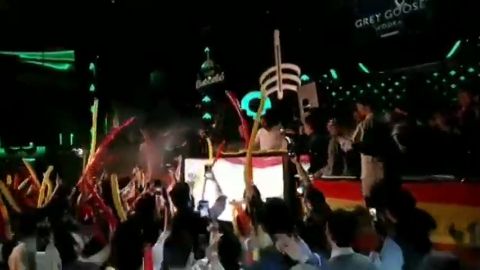 Santiago Abascal pincha el himno de Espa&ntilde;a en la antigua discoteca Pach&aacute;: "Estamos aqu&iacute; por nuestra patria"