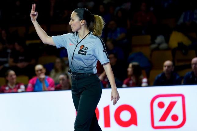 Tres mujeres arbitrarán una final por primera vez en la historia Tres mujeres arbitrarán una final por primera vez en la historia