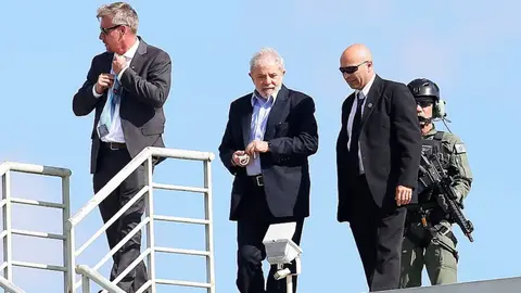Lula da Silva regresa a prisión tras participar en el funeral de uno de sus nietos Lula da Silva regresa a prisión tras participar en el funeral de uno de sus nietos