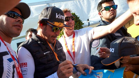 Fernando Alonso firma aut&oacute;grafos