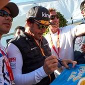 Fernando Alonso firma autógrafos Fernando Alonso firma autógrafos