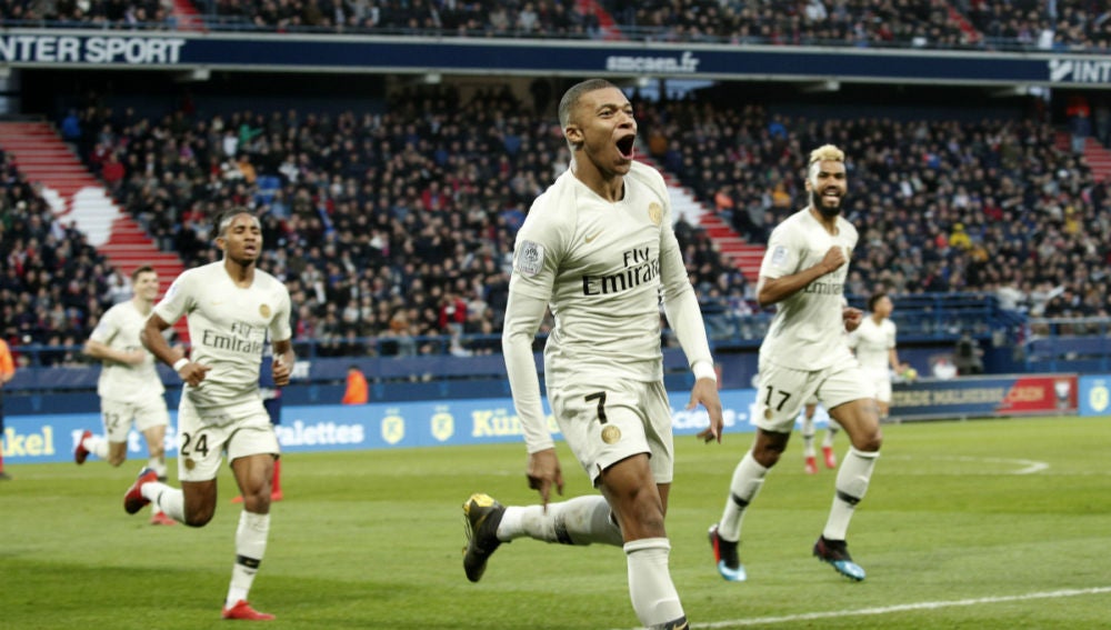Mbappé celebra un gol con el PSG