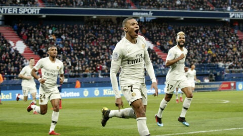 Mbapp&eacute; celebra un gol con el PSG