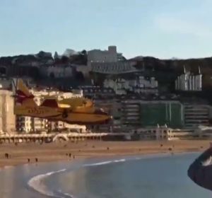 La espectacular maniobra de un hidroavión en aguas de La Concha sorprende a cientos de personas La espectacular maniobra de un hidroavión en aguas de La Concha sorprende a cientos de personas