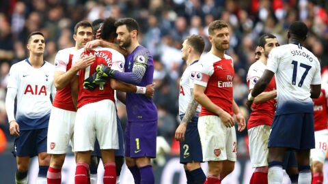 Saludo entre jugadores del Tottenham y del Arsenal