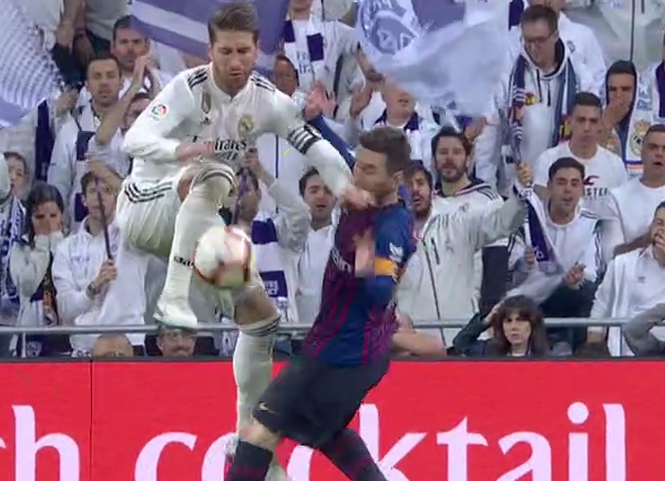 El enganchón de Sergio Ramos y Messi: pidieron roja para el madridista El enganchón de Sergio Ramos y Messi: pidieron roja para el madridista