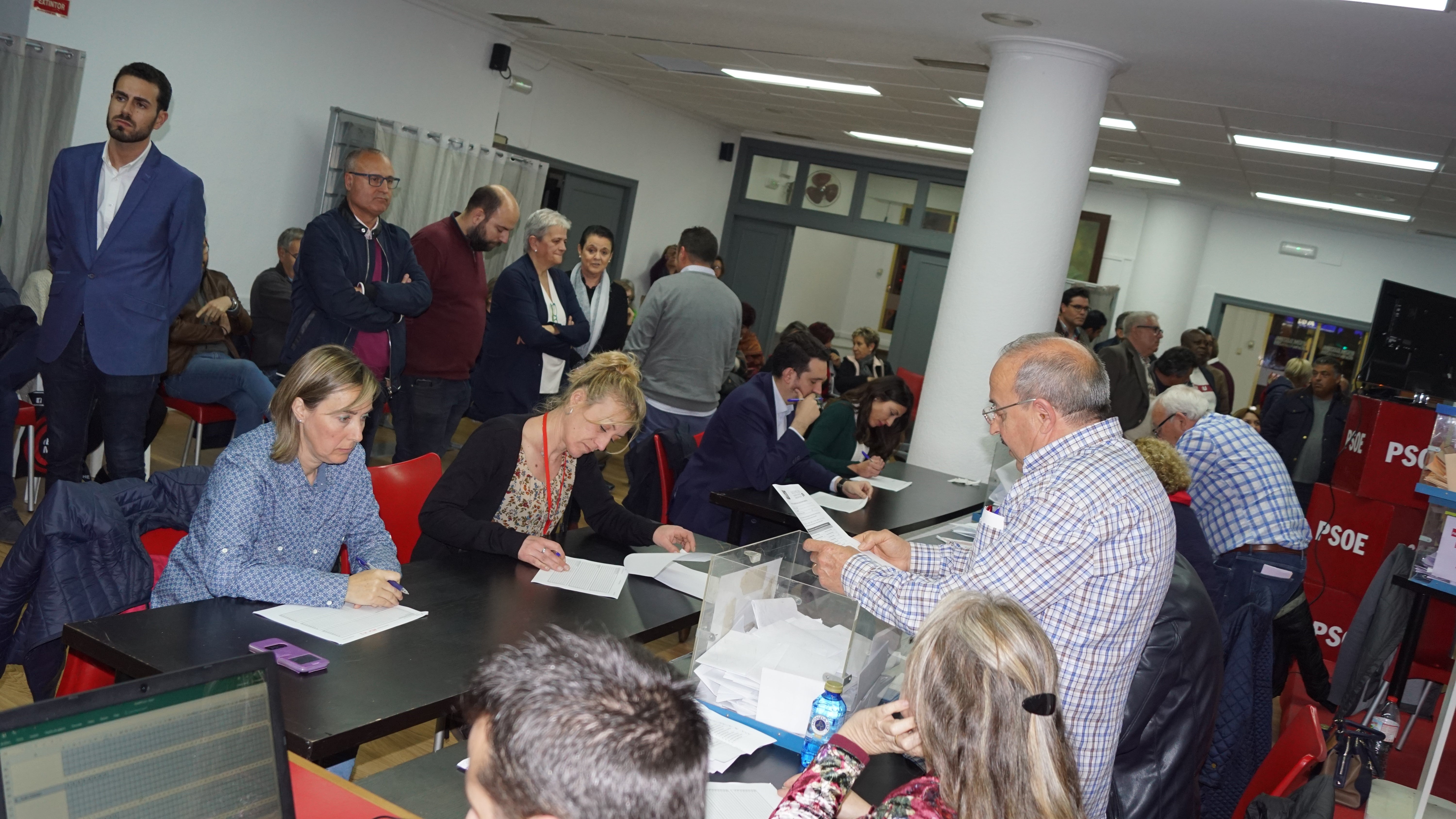 La militancia del PSOE de Elche se expresa y deja más solo a Carlos González La militancia del PSOE de Elche se expresa y deja más solo a Carlos González