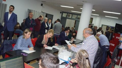 Imagen de archivo de una votaci&oacute;n en la sede del PSOE de Elche.
