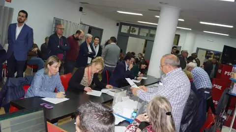 Imagen de archivo de una votación en la sede del PSOE de Elche. Imagen de archivo de una votación en la sede del PSOE de Elche.
