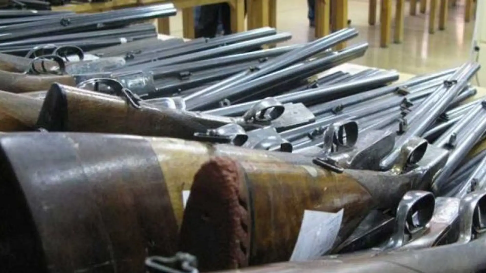 La Comandancia de la Guardia Civil inicia la exposición de armas para la subasta